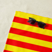 Serviette De Plage Design de bandes rouge et jaune (En situation)