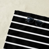 Serviette De Plage Design en bandes noir et blanc (En situation)