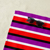 Serviette De Plage Design Motif rouge violet rayures (En situation)
