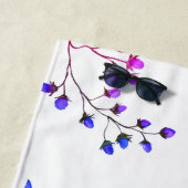 Serviette De Plage Design original de fleurs et branches violettes (En situation)