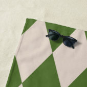 Serviette De Plage Diamant personnalisé À damiers vert + beige (En situation)