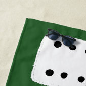 Serviette De Plage Dominos blancs sur Vert Personnalisé (En situation)