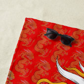 Serviette De Plage Dragon d'or sur Red Beach Towel (En situation)