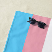 Serviette De Plage Drapeau de fierté transgenre rose monogramme perso (En situation)