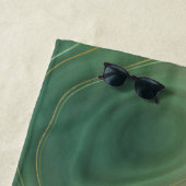 Serviette De Plage Earthy Emerald Strata | Agate d'encre verte et dor (En situation)