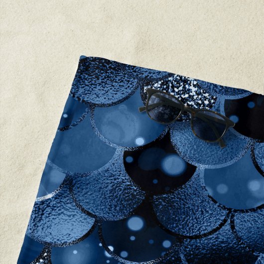Serviette De Plage Échelles de sirène bleu foncé (En situation)