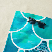 Serviette De Plage Échelles de sirène turquoise nom monogramme (En situation)