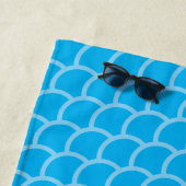 Serviette De Plage Échelles géométriques bleu ciel Nom jaune (En situation)