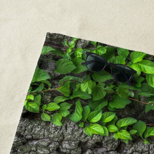 Serviette De Plage Écorce couverte de vigne nature rustique brun vert (En situation)