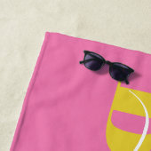Serviette De Plage Écriture de typographie moderne rose jaune plage c (En situation)