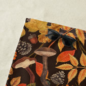 Serviette De Plage Écureuils automnaux et flore sur brun foncé (En situation)