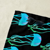 Serviette de plage Electric Blue and Green Jellyfi (En situation)
