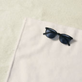 Serviette De Plage Élégant Beige Neutre Personnalisé Monogramme (En situation)