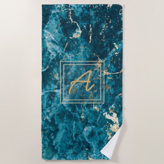 Serviette De Plage Elégant bleu doré effet de marbre Monogramme (Devant)