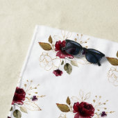 Serviette De Plage Élégant Burgundy Delicate Fleurs Or Monogramme (En situation)