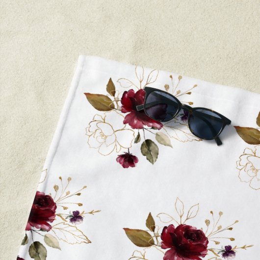 Serviette De Plage Élégant Burgundy Delicate Fleurs Or Monogramme (En situation)
