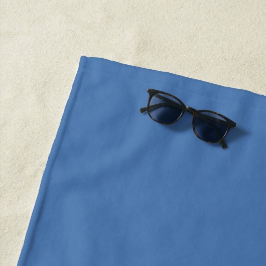 Serviette De Plage Elégant Dauphin Moderne & Script sur Bleu Merveill (En situation)