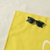 Serviette De Plage Élégant Été Jaune manuscrit Nom du script   (En situation)