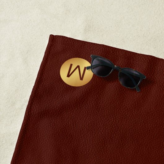 Serviette De Plage Élégant Faux Rouge Cuir & Or Monogramme Initial (En situation)