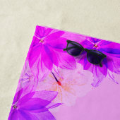 Serviette De Plage Élégant Fleurs tropicales violet bleu Monogramme (En situation)