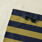 Serviette De Plage Elégant Gold & Navy Blue Vertical Stripes (En situation)
