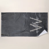Serviette De Plage Élégant Gris de Charbon Stone Script Monogramme (Devant)
