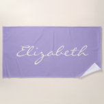 Serviette De Plage Élégant Lavande Personnalisée Script manuscrit<br><div class="desc">Faites une déclaration à la plage ou à la piscine avec cette serviette personnalisée chic! Dotée d'un design élégant de nom de script dans une teinte de lavande douce, cette serviette est parfaite pour des vacances d'été, des fêtes de mariée et des escapades de bachelorette. Que vous preniez le soleil...</div>