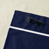 Serviette De Plage Elégant marine blanc moderne nom monogrammed (En situation)