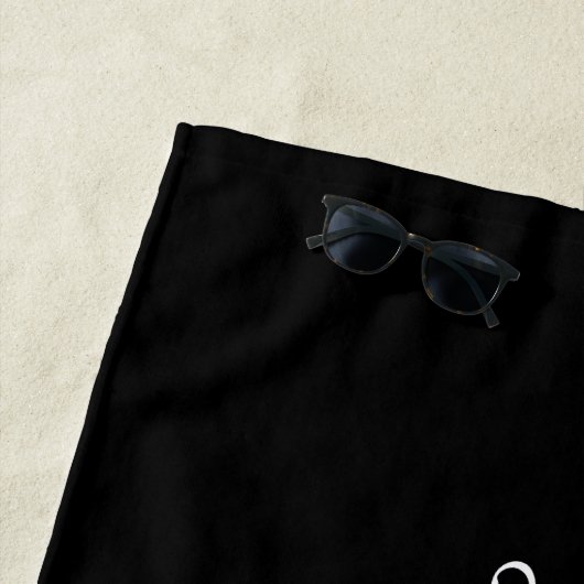 Serviette De Plage Élégant moderne noir gris monogramme Nom Script (En situation)