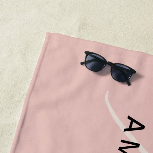 Serviette De Plage Élégant Monogramme Moderne Personnalisé Avec Nom (En situation)