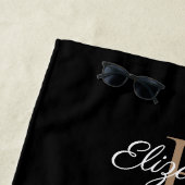 Serviette De Plage Élégant Monogramme noir (En situation)