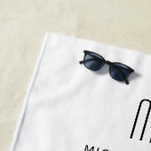Serviette De Plage Élégant Monogramme Noir et Blanc (En situation)