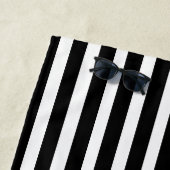 Serviette De Plage Élégant monogrammed noir et blanc rayures (En situation)