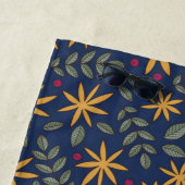 Serviette De Plage Elégant motif floral jaune sur bleu (En situation)