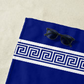 Serviette De Plage Elégant Motif grec sur Navy Blue & White (En situation)