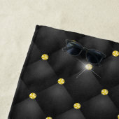 Serviette De Plage Élégant or noir faux rhinocéros monogramme (En situation)