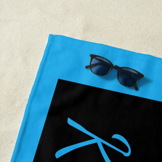 Serviette De Plage Élégant Papillon noir bleu Monogramme (En situation)