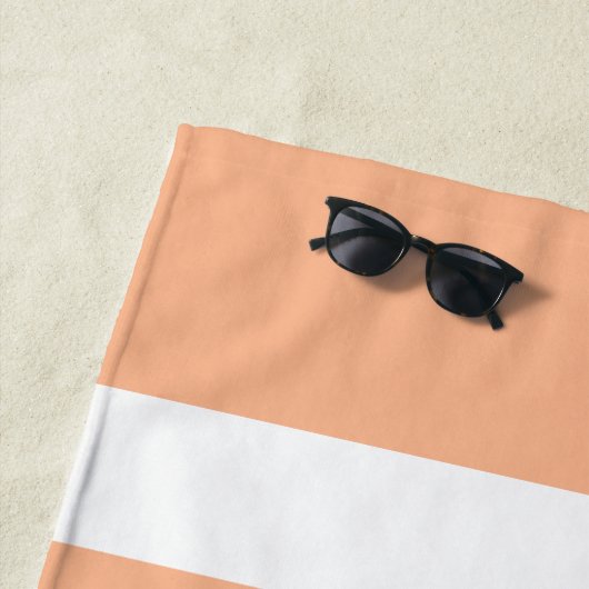 Serviette De Plage Élégant Rayures Rose Peach (En situation)