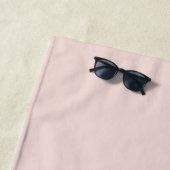 Serviette De Plage Élégant rose vif monogramme personnalisé initiales (En situation)