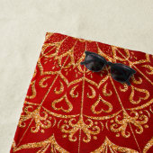 Serviette De Plage Élégant rouge et or Mandala Monogrammé (En situation)