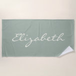 Serviette De Plage Élégant Sage Green Nom du script manuscrit manuscr<br><div class="desc">Cette serviette de plage personnalisée présente votre nom dans un magnifique script écrit à la main et portant sur un arrière - plan élégant vert sage. Super idée cadeau.</div>