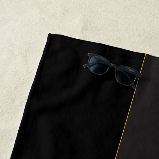 Serviette De Plage Elegant Script Monogram Black & Gold (En situation)