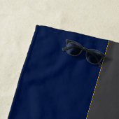 Serviette De Plage Élégant Script Monogram Dark Navy Blue Grey & Gold (En situation)