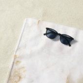 Serviette De Plage Élégant Script Monogramme Marbre (En situation)