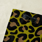 Serviette De Plage Élégant vert olive et léopard noir Monogrammé (En situation)
