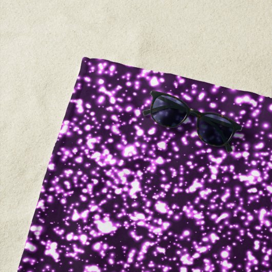Serviette De Plage Élégant Violet Monogramme Script Parties scintilla (En situation)