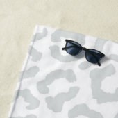 Serviette De Plage Elegant White Gray Leopard Cheetah Animal Print (En situation)