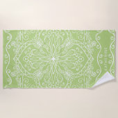Serviette De Plage Élégante chaux moderne vert Nom personnalisé Manda (Devant)
