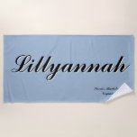 Serviette De Plage Élégante Dusty Blue Girls est partie Bachelorette<br><div class="desc">Doux, surdimensionné et totalement personnalisé — cette solide serviette de plage bleu poussiéreux avec des lettres manuscrites est l'ajout le plus chic à votre journée de plage de bachelorette ou les filles ont passé un week-end spa doux. C’est un lieu de retraite de luxe. Paire avec des totes et des...</div>