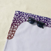 Serviette De Plage Embossed Indigo Gradient Paw Print Dog Outline (En situation)